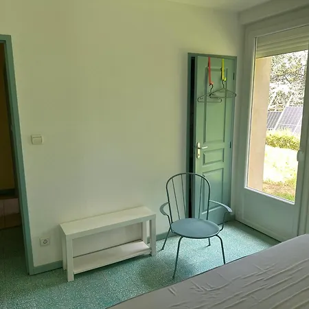Travailleurs Avec Clim Reversible , Wifi Satellite , Tv 55 Pouces Netflix, Prime, Disney, Tres Grand Parking, 80 M2, 4 A 5 Personnes 3* Monestrol