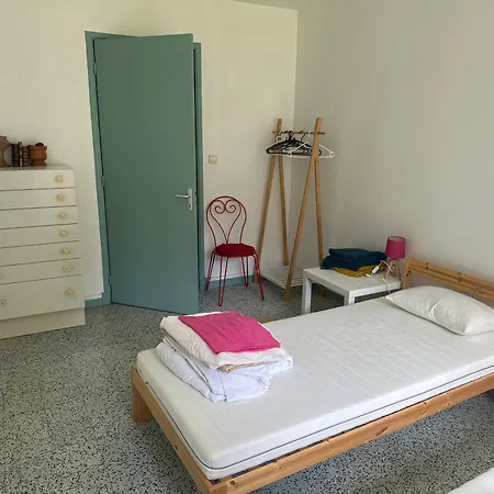 Travailleurs Avec Clim Reversible , Wifi Satellite , Tv 55 Pouces Netflix, Prime, Disney, Tres Grand Parking, 80 M2, 4 A 5 Personnes Monestrol